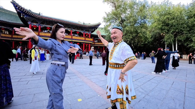 Sunrise to Sunset: Urumqi’s Daily Dance Celebrates Ethnic Unity Sunrise_to_Sunset__Urumqi_s_Daily_Dance_Celebrates_Ethnic_Unity video poster
