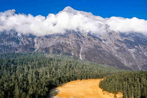 A Gentle Gaze at Yulong Snow Mountain: Yunnan’s Sacred Alpine Jewel video poster