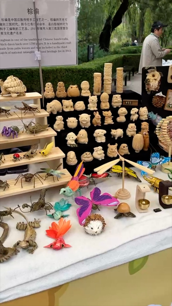 Autumn_Blooms_and_Bee_Lessons_at_China_National_Botanical_Garden video poster