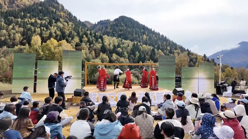 Autumn_Colors_Spark_Tourism_Boom_in_the_Chinese_Mainland video poster