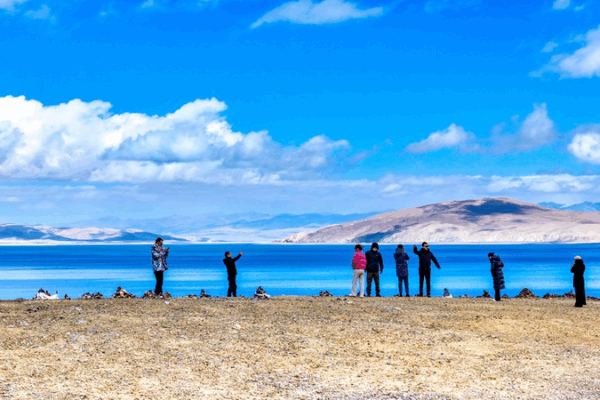 Azure Waters of Lake Lhanag-tso: A High-Altitude Fairyland Azure_Waters_of_Lake_Lhanag_tso__A_High_Altitude_Fairyland