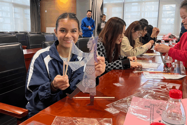 Bilingual Shadow Puppet Show Dazzles Teens in Beijing Bilingual_Shadow_Puppet_Show_Dazzles_Teens_in_Beijing