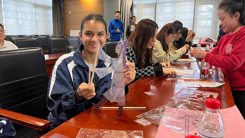 Bilingual_Shadow_Puppet_Show_Dazzles_Teens_in_Beijing