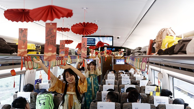 China_s_Tourist_Spots_Buzz_During_National_Day___Mid_Autumn_Holiday