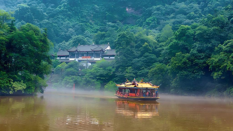 Live from Yuecheng Lake: Serene Waters of Mount Qingcheng Revealed Live_from_Yuecheng_Lake__Serene_Waters_of_Mount_Qingcheng_Revealed video poster