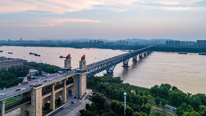 Marvel at the Nanjing Yangtze River Bridge: A Self-Reliant Engineering Icon Marvel_at_the_Nanjing_Yangtze_River_Bridge__A_Self_Reliant_Engineering_Icon video poster