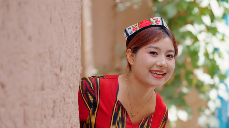 Meet_Guli__Uygur_Guide_Bringing_Kashi_s_Ancient_City_to_Life video poster