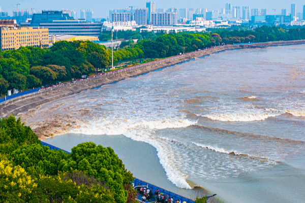 Qiantang_River_Tidal_Bore_Set_to_Peak_on_October_9 video poster
