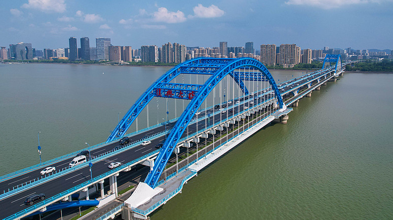 R6TREKYS9C23H7YRELZD - My Global News: Voices of a New Era Hangzhou’s Fuxing Bridge: Where Modern Design Meets Riverside Tranquility video poster