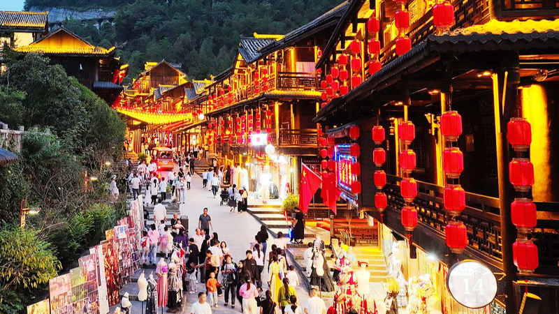 Scenic_Spots_Sell_Out_as_Golden_Week_Travel_Booms_in_the_Chinese_mainland
