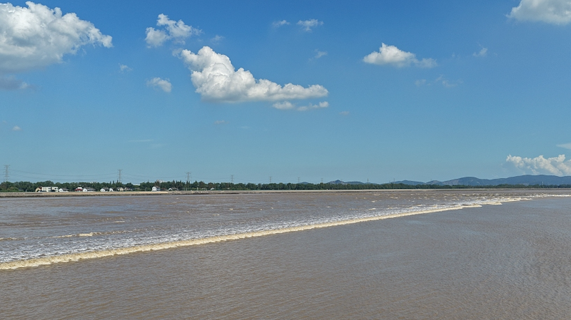 Spectacular_2025_Qiantang_River_Tidal_Bore_Peaks_on_October_9 video poster