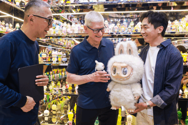 Tim Cook Visits Labubu’s 10th Anniversary Exhibit in Shanghai Tim_Cook_Visits_Labubu_s_10th_Anniversary_Exhibit_in_Shanghai