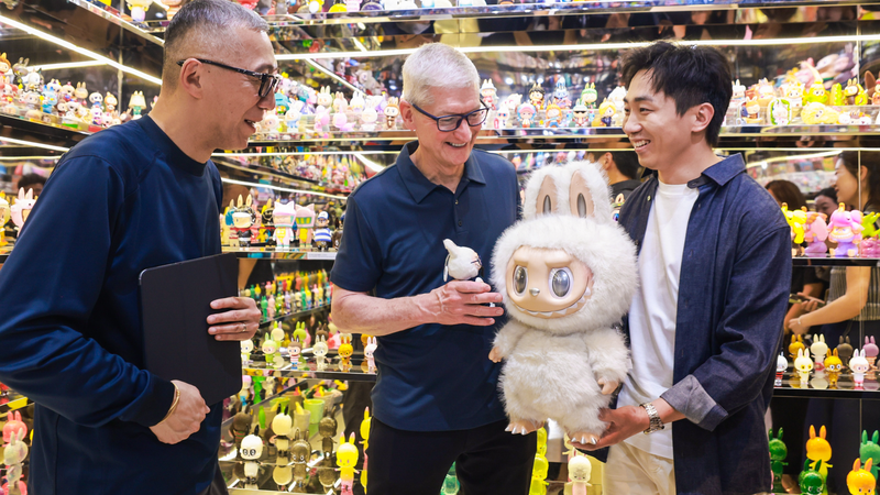 Tim_Cook_Visits_Labubu_s_10th_Anniversary_Exhibit_in_Shanghai