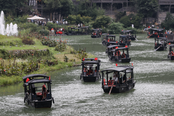Tourists Embrace ‘Slow Life’ at Wujiang Village Resort Tourists_Embrace__Slow_Life__at_Wujiang_Village_Resort