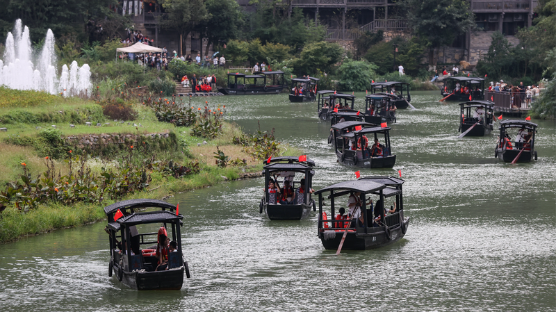 Tourists_Embrace__Slow_Life__at_Wujiang_Village_Resort