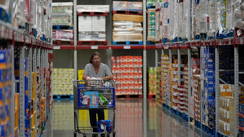 US Consumers Shoulder Over Half of Trump’s New Tariff Costs US_Consumers_Shoulder_Over_Half_of_Trump_s_New_Tariff_Costs