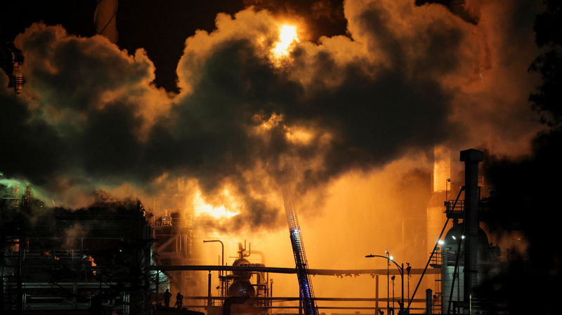 Major Blaze Erupts at Chevron’s El Segundo Refinery Near LA Major Blaze Erupts at Chevron’s El Segundo Refinery Near LA video poster
