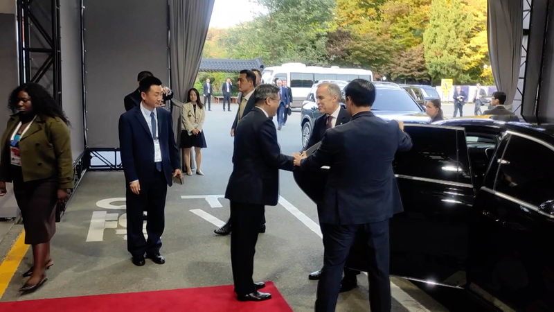 Xi Meets Canadian PM Mark Carney in Gyeongju Xi_Meets_Canadian_PM_Mark_Carney_in_Gyeongju video poster