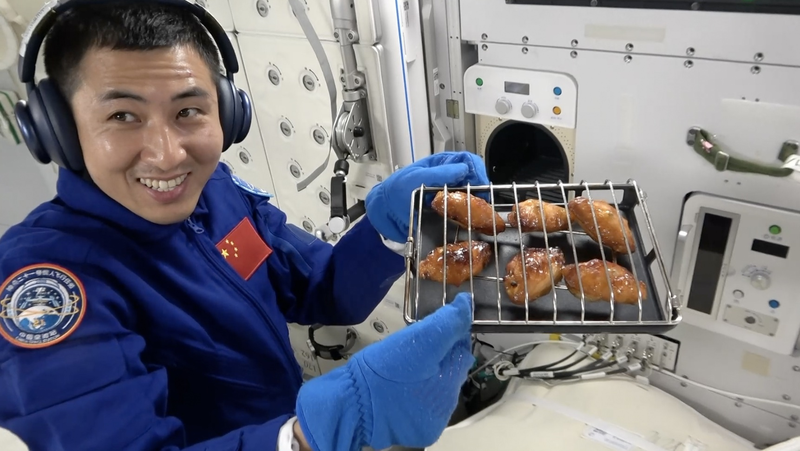 8MPSA9UU7M0H8VKQ8P46 - My Global News: Voices of a New Era China’s Astronauts Enjoy First-Ever Space-Baked Feast video poster