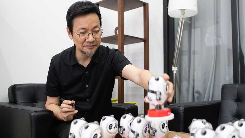 Bing_Dwen_Dwen_Designer_on_National_Games_Mascot_and_Torch_Honor