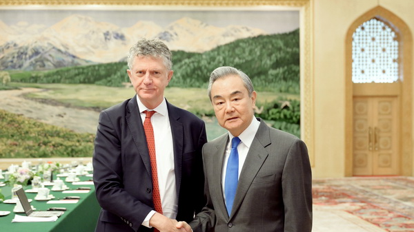 China’s Wang Yi Urges Britain to Adopt Positive, Pragmatic Policy