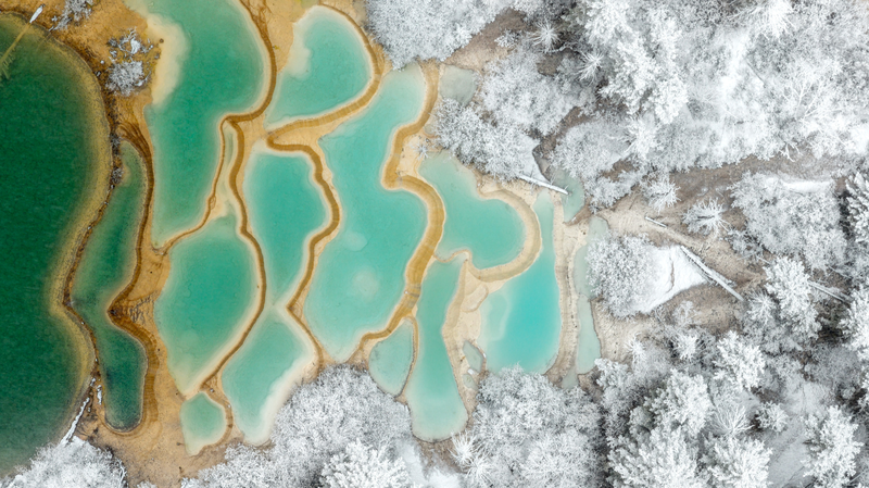 KYUJGZ42VHP28X7PIXWH - My Global News: Voices of a New Era Jiuzhaigou’s First Snowfall Transforms Lakes into Winter Wonderland