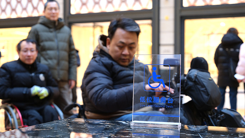 Peng_Liyuan_and_Queen_Letizia_Visit_Beijing_Disability_Center