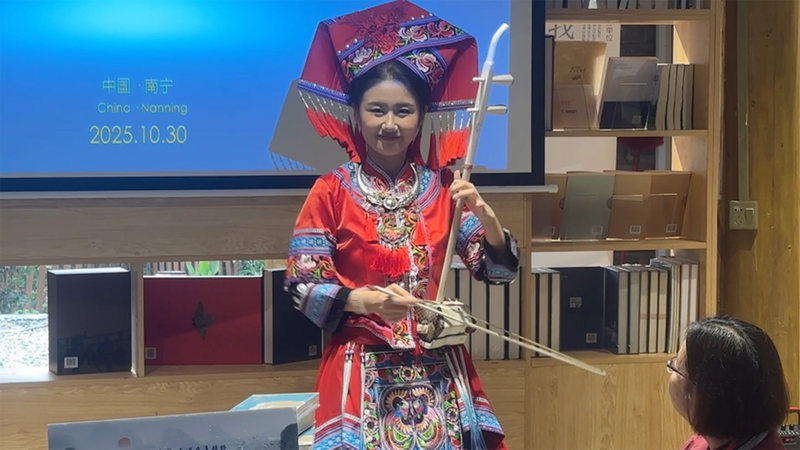 Sinologists_Translate_China_s_Living_Heritage_at_Nanning_Theater_Week