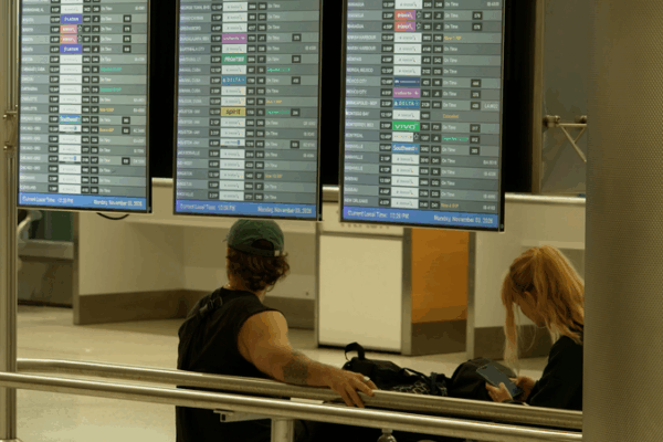 US_Shutdown_Grounds_Flights__Hits_3M__Passengers video poster