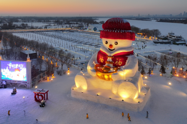 26m_Giant_Snowman_Fuwa_Debuts_in_Harbin