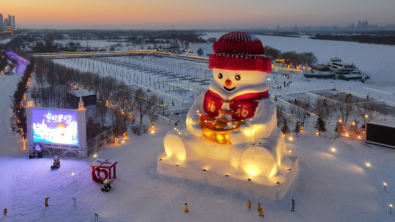 26m_Giant_Snowman_Fuwa_Debuts_in_Harbin