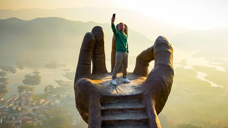 Hubei’s Buddha’s Hand Sculpture Draws Global Tourists