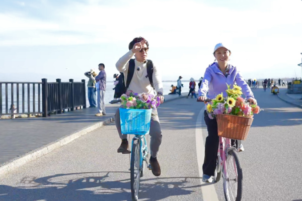 Cycling_by_Erhai__Yunnan_s_Lakeside_Bike_Adventure video poster