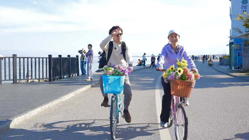 Cycling_by_Erhai__Yunnan_s_Lakeside_Bike_Adventure video poster