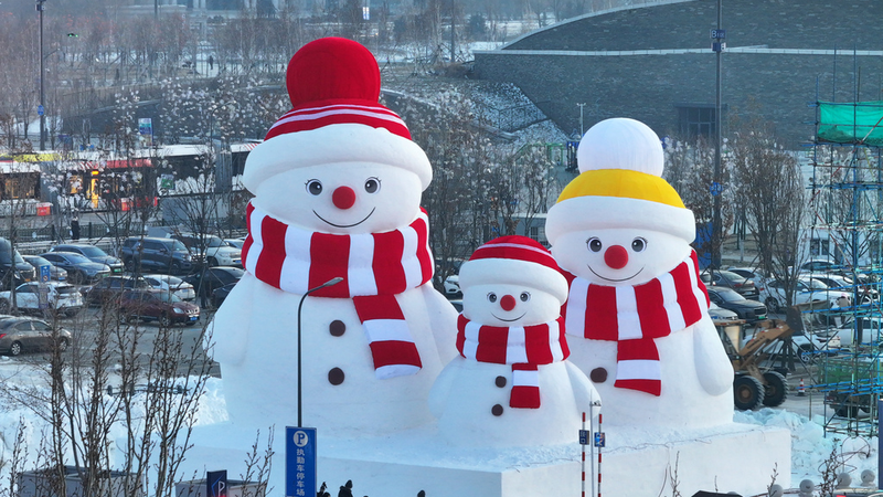 Fairytale_Snowman_Family_Debuts_at_Harbin_Ice_and_Snow_World