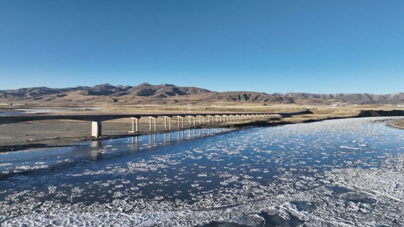 Floating_Ice_Transforms_Yellow_River_into_Winter_Gallery video poster