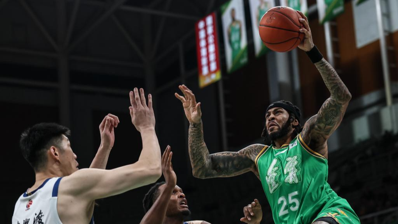 Flying_Leopards_Dominate_Lions_95_79_in_CBA_Showdown