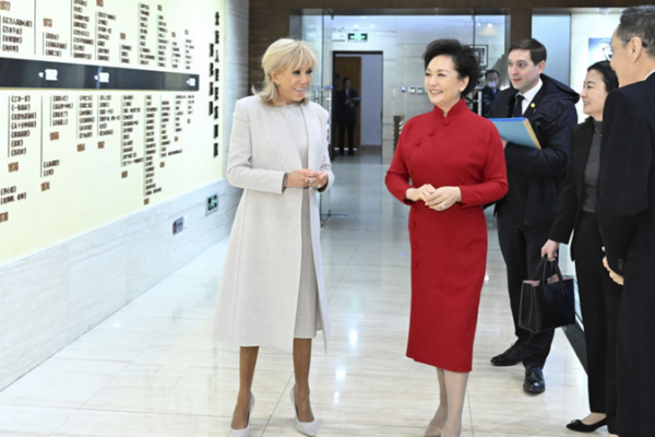 Peng_Liyuan__Brigitte_Macron_Explore_Sino_French_Theatre_in_Beijing