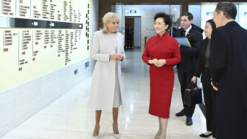 Peng_Liyuan__Brigitte_Macron_Explore_Sino_French_Theatre_in_Beijing - My Global News: Voices of a New Era Peng_Liyuan__Brigitte_Macron_Explore_Sino_French_Theatre_in_Beijing