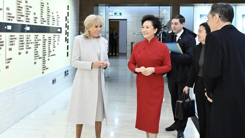 Peng_Liyuan_and_Brigitte_Macron_Explore_Beijing_People_s_Art_Theatre video poster