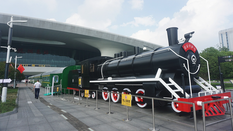 Retired_Train_at_Hangzhou_Station_Offers_Free_Warm_Shelter
