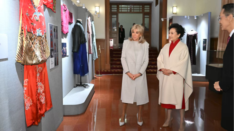 TFQC866SC3GBELUHLOOS - My Global News: Voices of a New Era Peng Liyuan and Brigitte Macron Visit Beijing’s People’s Art Theatre