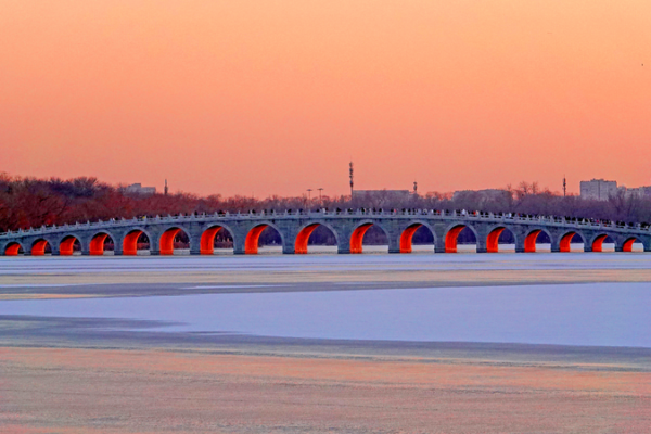 Golden Glow: Beijing’s Seventeen-Arch Bridge Winter Solstice Spectacle