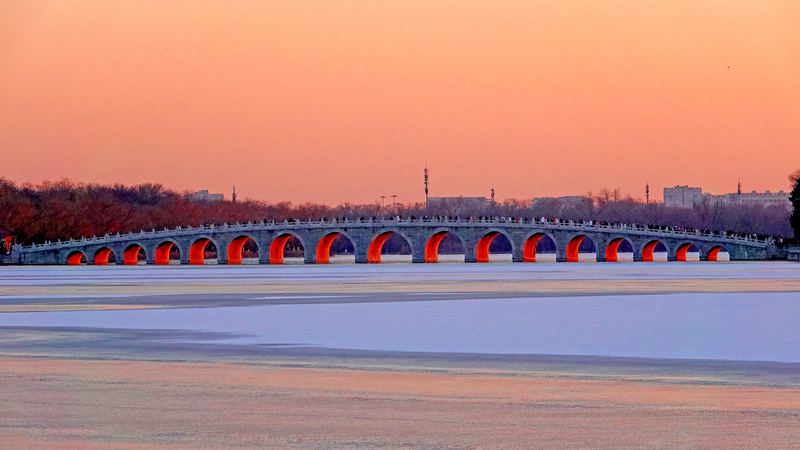 Golden Glow: Beijing’s Seventeen-Arch Bridge Winter Solstice Spectacle