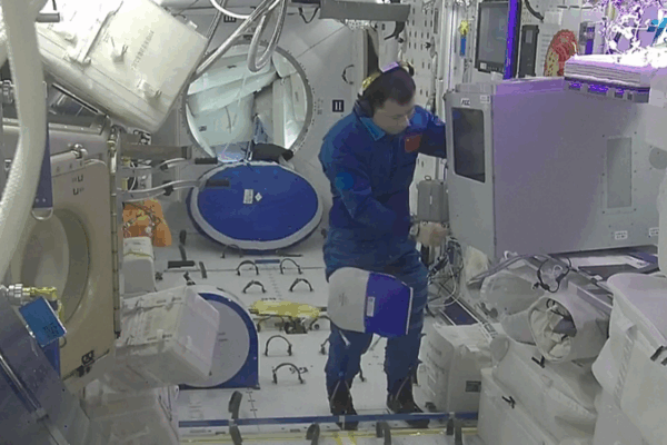 Tiny_Debris__Big_Impact__Shenzhou_20_s_Upcoming_Uncrewed_Return