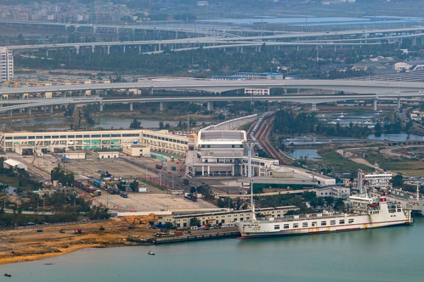 American Vlogger Hails Hainan’s New Customs Boost for Investors video poster