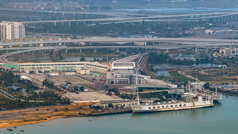 American Vlogger Hails Hainan’s New Customs Boost for Investors video poster