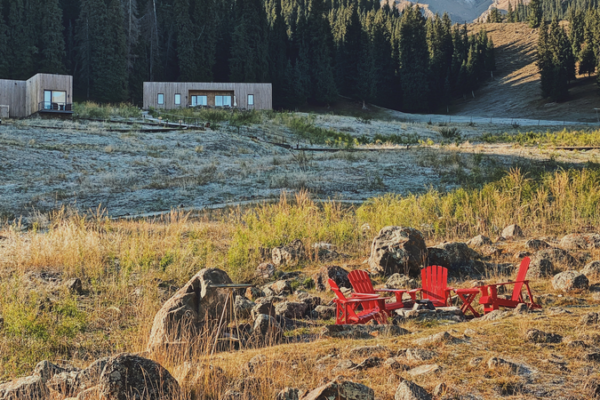 Escape to Xinjiang’s Mountain Glamping: Wild Encounters & Luxury Retreat