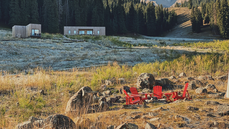 Escape to Xinjiang’s Mountain Glamping: Wild Encounters & Luxury Retreat