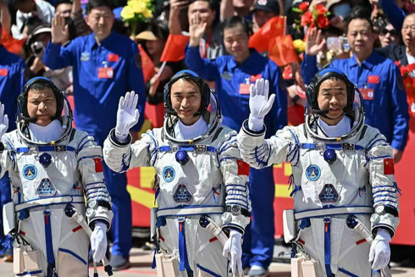 Shenzhou_20_Crew_Honored_with_Aerospace_Medals_and_Heroic_Astronaut_Titles